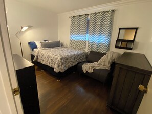 3 bedrooms, iron/ironing board, WiFi, bed sheets