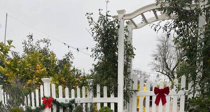 Charming 3-bedroom cottage in enchanting Citrus Heights with AC, WiFi