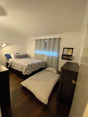 3 chambres, fer et planche à repasser, Wi-Fi, draps fournis