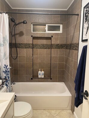 Shower, hair dryer, towels, soap - Charming 3-bedroom cottage in enchanting Citrus Heights with AC, WiFi (Citrus Heights)