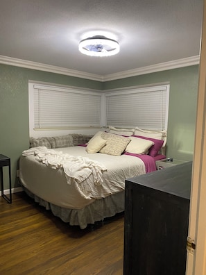 3 habitaciones, tabla de planchar con plancha, wifi y ropa de cama 