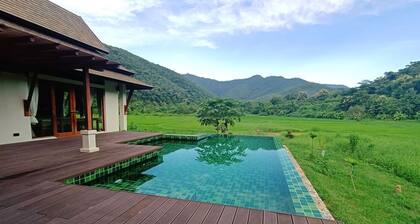 Spacious 2-bedroom villa with AC and WiFi in welcoming Pha Bong, Mae Hong Son