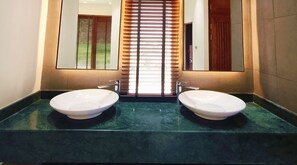 Douche, baignoire à remous, séchoir à cheveux, serviettes fournies