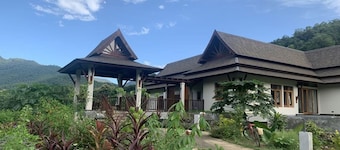 Spacious 2-bedroom villa with AC and WiFi in welcoming Pha Bong, Mae Hong Son