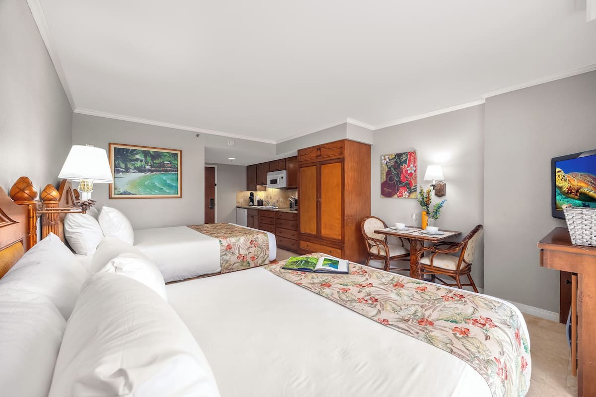 Condo Deluxe, 2 giường cỡ queen, bếp nhỏ | Két bảo mật tại phòng, màn/rèm cản sáng, bàn ủi/dụng cụ ủi quần áo 