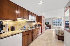 Deluxe Condo, 2 Queen Beds, Kitchenette - Luana Waikiki by Tropical Escapes Realty (Honolulu)