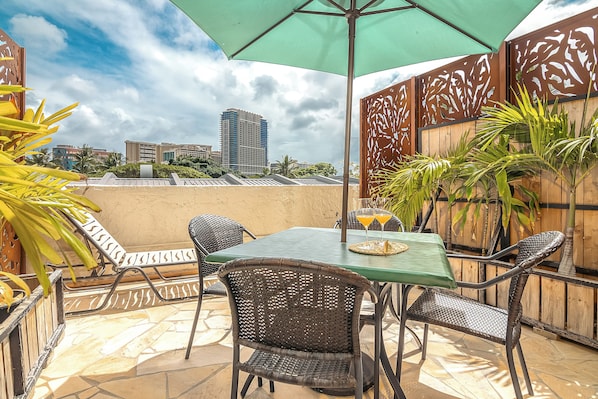 Standard Studio, 2 Queen Beds, Patio | Terrace/patio