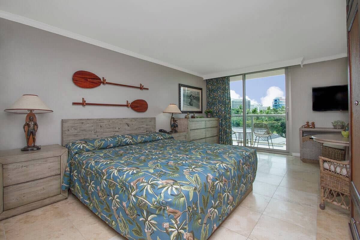 Condo có thiết kế đặc sắc, 1 giường cỡ king | Két bảo mật tại phòng, màn/rèm cản sáng, bàn ủi/dụng cụ ủi quần áo 