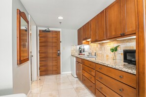 Standard Studio, 2 Queen Beds, Patio