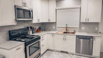 Frigorífico, microondas, horno y placa de cocina
