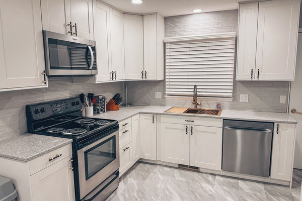 Kühlschrank, Mikrowelle, Ofen, Herdplatte