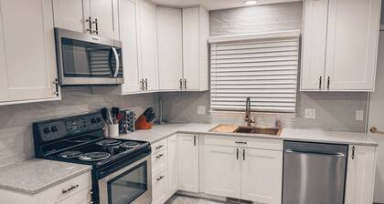 Charming 3-bedroom home near everything safe neighborhood. Family & pet-friendly