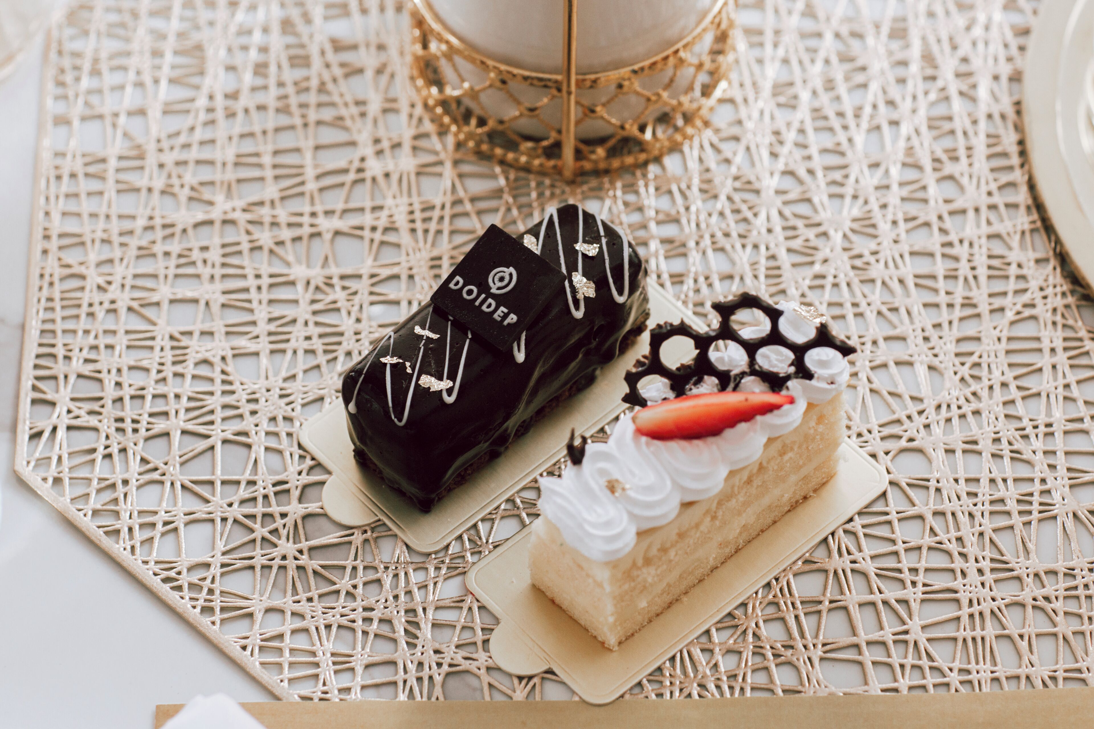 Twee desserts op een geweven tafelkleed.