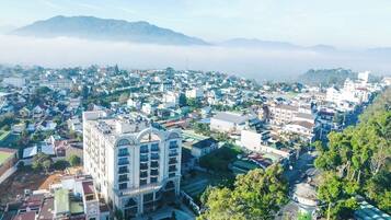 Vista frontal de la propiedad