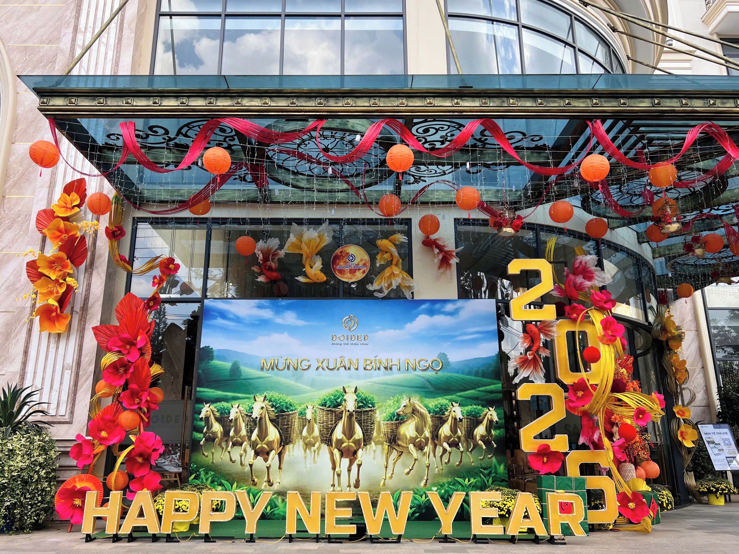 Une décoration de Nouvel An comprenant une affiche de chevaux et le texte « Bonne année 2022 ».