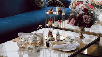 Café da manhã com buffet grátis durante a semana