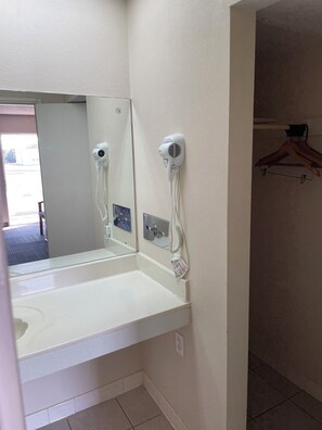 Double Room | Bathroom | Hair dryer, soap, shampoo, toilet paper - American Inn Motel (Pratt)