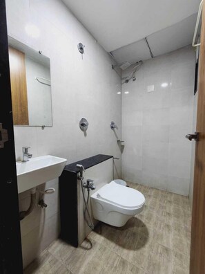 Deluxe Room | Bathroom | Shower, rainfall showerhead, towels, soap - Hotel Madhur (Ahmedabad)