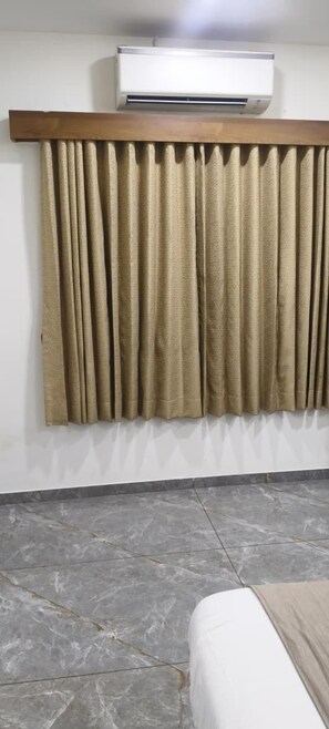 Superior Room | Desk, free WiFi, bed sheets - Hotel Madhur (Ahmedabad)