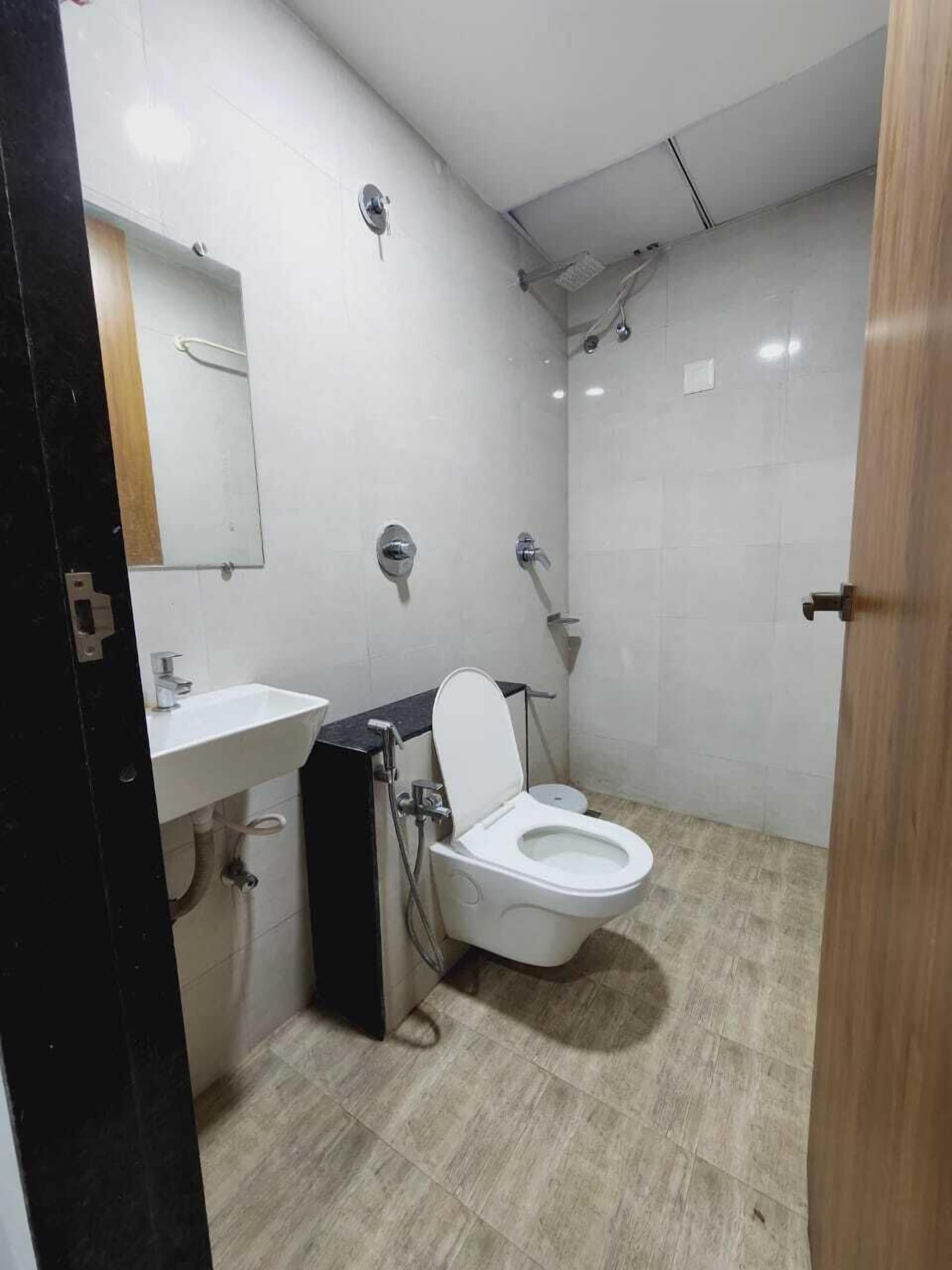 Superior Room | Bathroom | Shower, rainfall showerhead, towels, soap