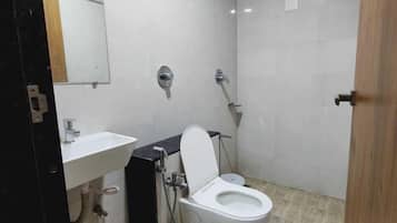 Superior Room | Bathroom | Shower, rainfall showerhead, towels, soap