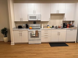 Mikrobølgeovn, ovn, kokeplater og oppvaskmaskin