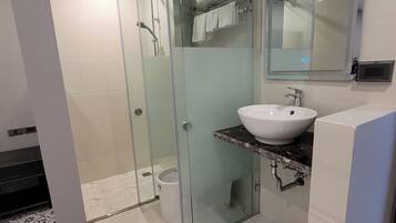 Superior suite | Badkamer | Een haardroger, pantoffels, handdoeken, zeep