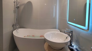 Suíte luxo, vista para a cidade | Banheiro | Secador de cabelo, chinelos, toalhas de banho, sabonete