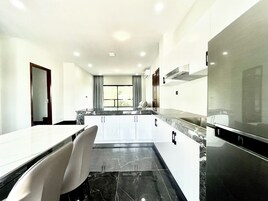 Ático panorámico, 2 habitaciones, cocina, vistas a la ciudad | Zona de estar