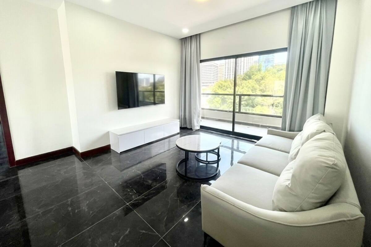 Penthouse panorámico, 2 habitaciones, cocina, vista a la ciudad | Escritorio y wifi gratis