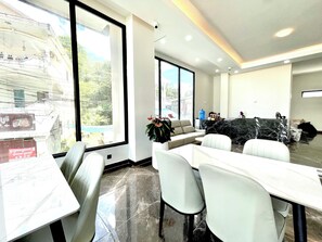 Lobby sitting area - SKY HOTEL Sihanoukville (Sihanoukville)