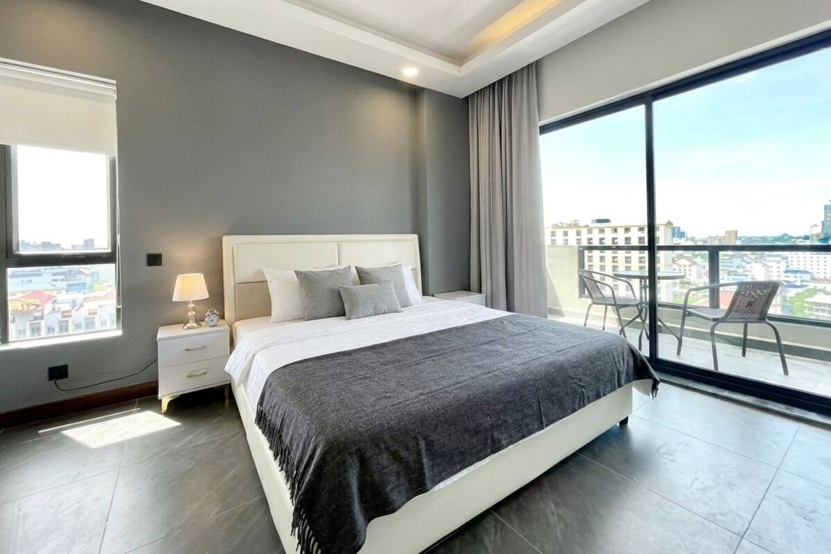 Habitación Deluxe, 1 cama Queen size, balcón, vista a la ciudad | Escritorio y wifi gratis