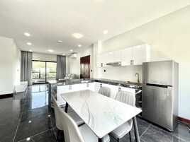 Ático panorámico, 2 habitaciones, cocina, vistas a la ciudad | Escritorio y wifi gratis