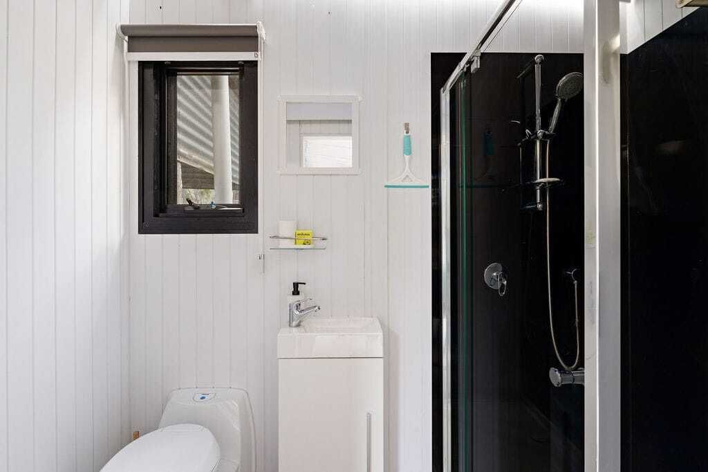 Dusj, hårføner og håndklær