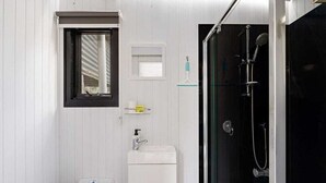 Ein Badezimmer mit Toilette, Waschbecken und Dusche.