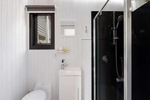 Shower, hair dryer, towels - The Edge of Nowhere Chestnut by Tiny Away (Nowhere Creek)