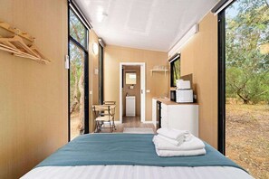 1 bedroom, bed sheets