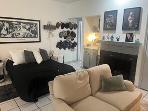 1 bedroom, iron/ironing board, WiFi, bed sheets - Cozy condo in delightful Dallas with AC, WiFi (Dallas)