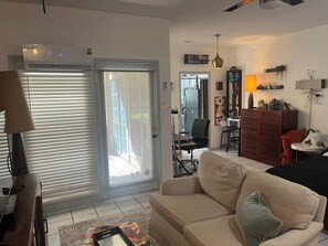 Smart TV, fireplace - Cozy condo in delightful Dallas with AC, WiFi (Dallas)