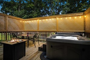 Outdoor dining - 5 min to Summersville Lake I Hot Tub I Game Room I Grill I Fire pit (Summersville)