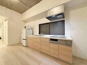 Fridge, microwave, stovetop, cookware/dishes/utensils