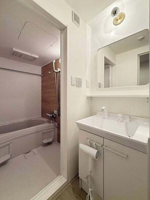 Shower, hair dryer, towels - Spacious 2BR Apt in Hatchobori for Up to 10 Guests (Hiroshima)