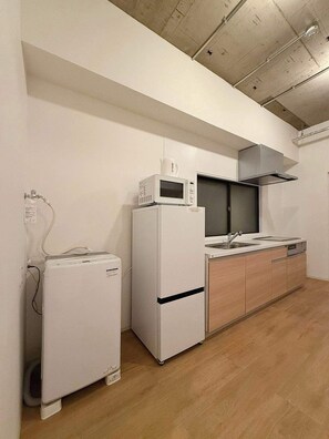 Réfrigérateur, micro-ondes, plaque de cuisson, bouilloire électrique