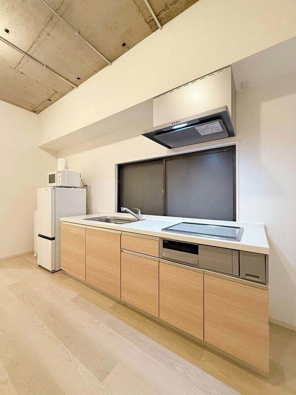 Fridge, microwave, stovetop, cookware/dishes/utensils - Comfortable 2BR Apt in Hatchobori - Sleeps 10 (Hiroshima)
