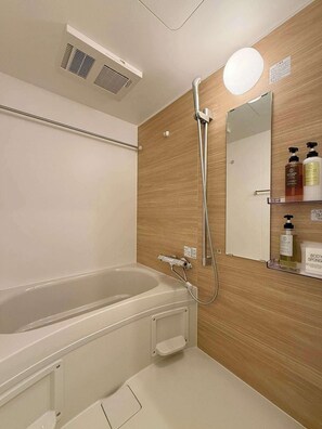 Douche, sèche-cheveux, serviettes fournies