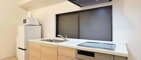 ثلاجة، ميكروويف، موقد طهي مسطح، مستلزمات طهي/أطباق/أوعية