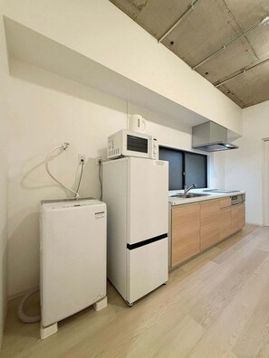 Refrigerador, microondas, parrilla de estufa y utensilios de cocina 
