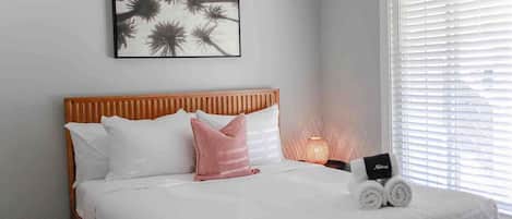 2 habitaciones, tabla de planchar con plancha, wifi y ropa de cama