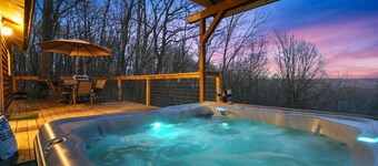 Hot tub/fire pit/fireplace/grill/pool table/EV/pets/HOA lake/fishing