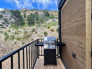 Property grounds - Luxe Cabin, hot tubs & pools near Bryce & Zion (Orderville)